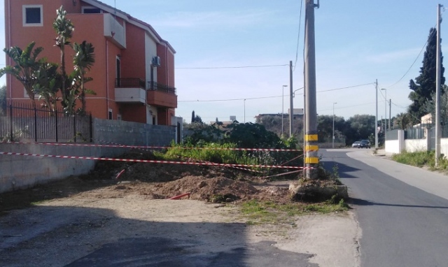 Siracusa, via Gela: al via i lavori per spostare il palo dell'illuminazione che invade la carreggiata