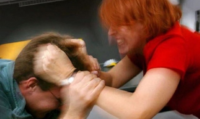 Augusta, morsi e colpi con una mazza da baseball al compagno: denunciata