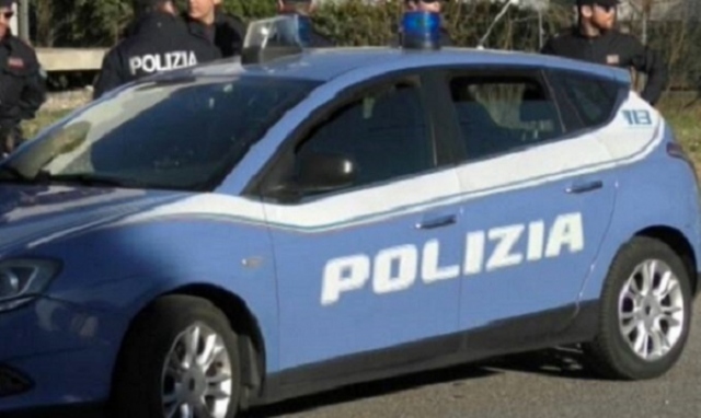 Siracusa, minaccia il suicidio ma all'arrivo della Polizia aggredisce gli agenti