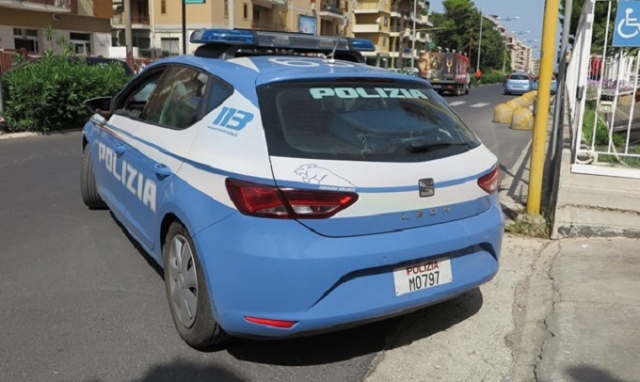 Siracusa, non si ferma all'alt e aggredisce i poliziotti: arrestato