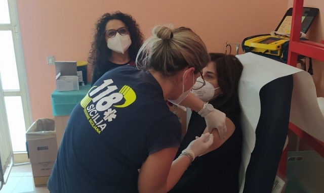 Siracusa, cominciata la vaccinazione dei docenti under 55