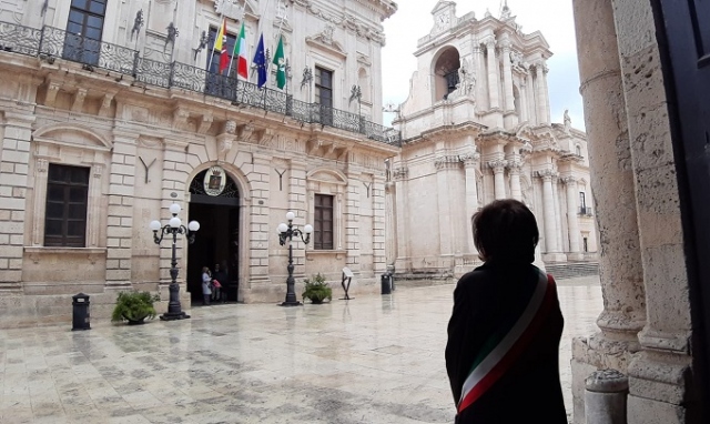 Giornata delle vittime del covid, minuto di silenzio in piazza Duomo