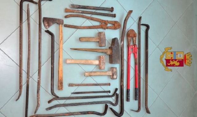 Noto, furto di recinzione metallica da un immobile in costruzione: denunciati