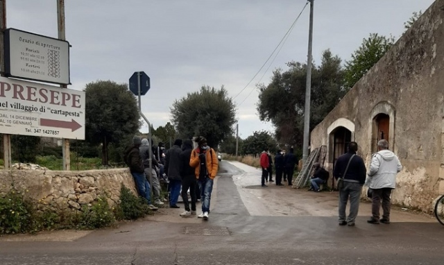 Cassibile e i lavoratori stagionali stranieri, il dibattito s'infiamma