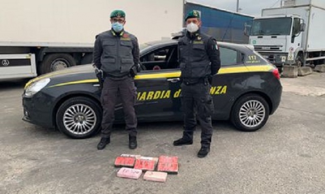 Nel Palermitano, tir con 10 chili di cocaina: un arresto