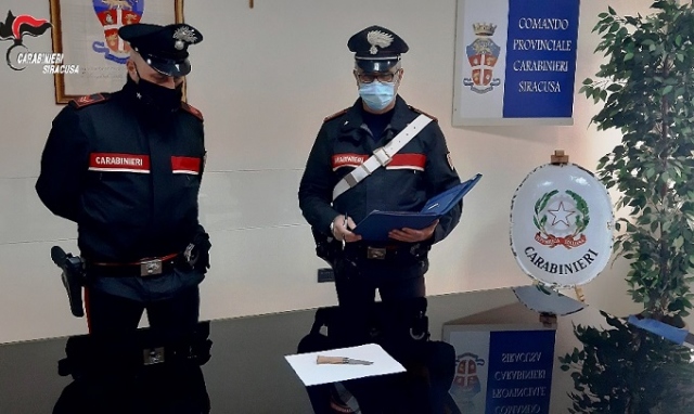 Siracusa, con un coltello a serramanico in auto: denuncia per 71enne
