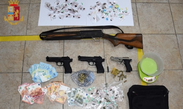 Siracusa, blitz della Polizia nelle piazze dello spaccio: 2 arresti e sequestro di droga e armi
