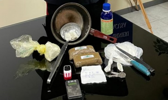 Siracusa, blitz in un laboratorio casalingo per la produzione di crack: 3 arresti e una denuncia