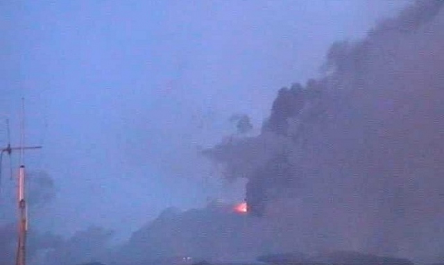 Etna, colata di lava, cenere e violenti boati