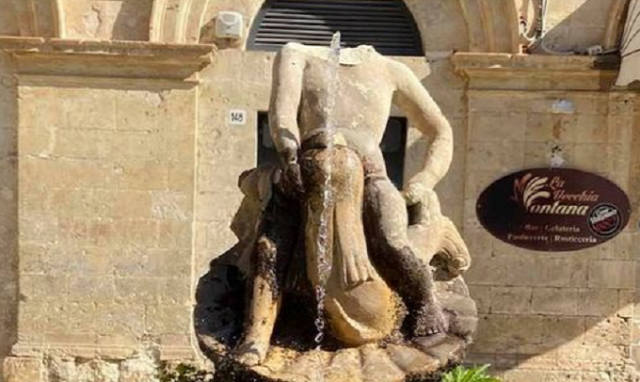 Noto, danneggiamento fontana: autodenuncia dei genitori dei minori