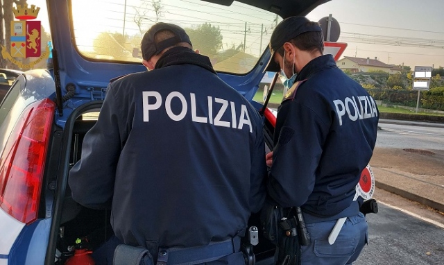 Siracusa, 19 persone sorprese in un bar a bere e a giocare a calcio balilla: sanzioni per tutti