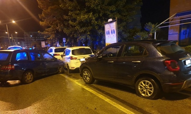 Siracusa, auto sbanda in viale Teracati e investe 3 auto in sosta