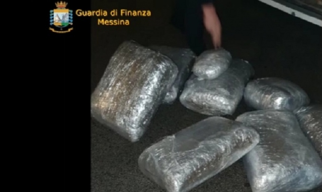 Messina, 35 chili di marijuana in un camion: due arresti