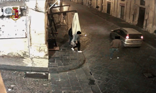 Noto, tenta di investire con l'auto un 62enne: denunciato un giovane