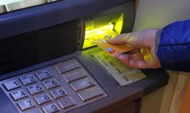 Augusta, si appropria della carta postamat di una collega e preleva 2.640 euro