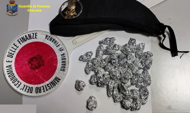 Lentini, sorpreso con 47 dosi di marijuana in via Camarina: denunciato