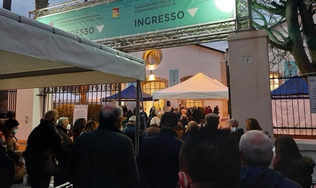 Siracusa, finiscono i vaccini e la gente in fila sbotta: in tutta fretta ne arrivano 400 dalla Marina Militare di Augusta
