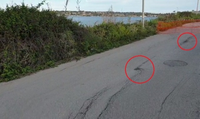 Siracusa, si spacca l'asfalto a via Lido Sacramento: tecnici comunali e ditta manutenzione sul posto