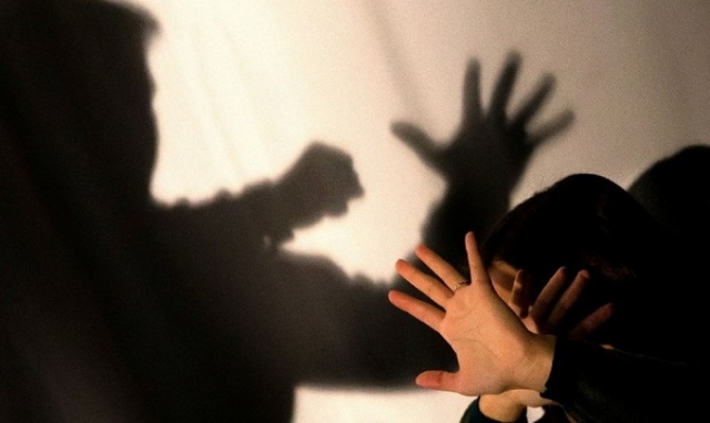 Siracusa, calci e pugni alla madre che non gli dà i soldi per la droga