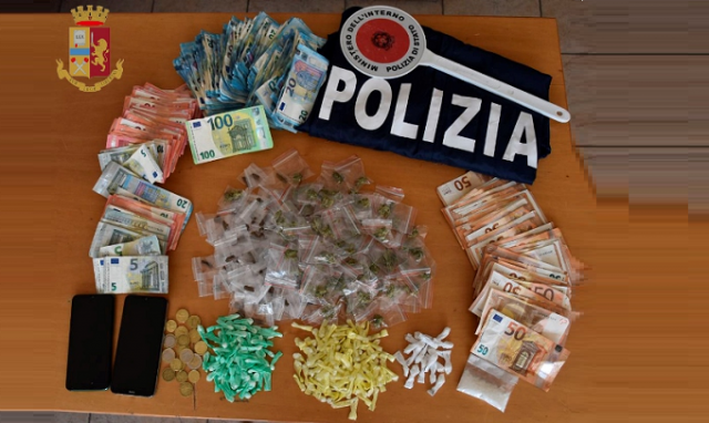 Siracusa, rimontano i cancelli in ferro e riprendono l'attività di spaccio: altri 2 arresti in via Italia 103