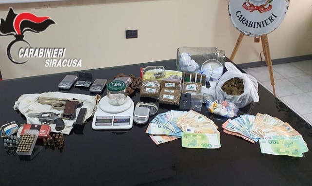 Siracusa, blitz a Santa Panagia: trovate armi clandestine, droga e denaro: un arresto