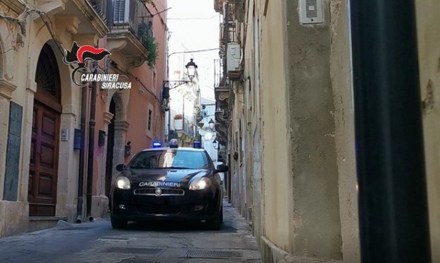 Siracusa, evade i domiciliari per la seconda volta in 2 giorni: la madre cerca di dissuaderlo e lui la rinchiude in una stanza