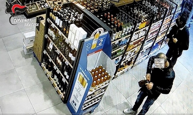 Siracusa, furto in supermercato. Arrestati tre avolesi