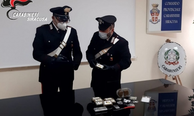 Siracusa, in casa 8 panetti di hashish: 26enne ai domiciliari