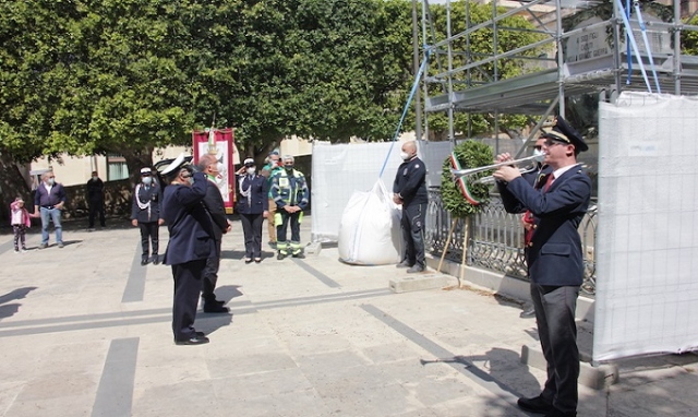 Noto, 25 aprile: deposte due corone di alloro al Monumento dei Caduti