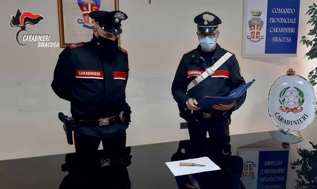 Siracusa, in giro in auto con un coltello nel portaoggetti: denunciato 31enne