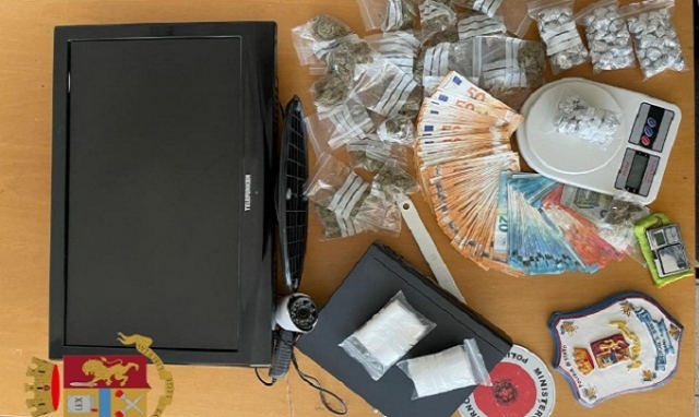 Siracsua, blitz antidroga alla Mazzarrona: sequestrate 150 dosi di marijuana e denaro contante. Un arresto