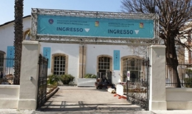 Positivo al covid si presenta all'hub di via Bixio per fare il vaccino e scoppia il parapiglia