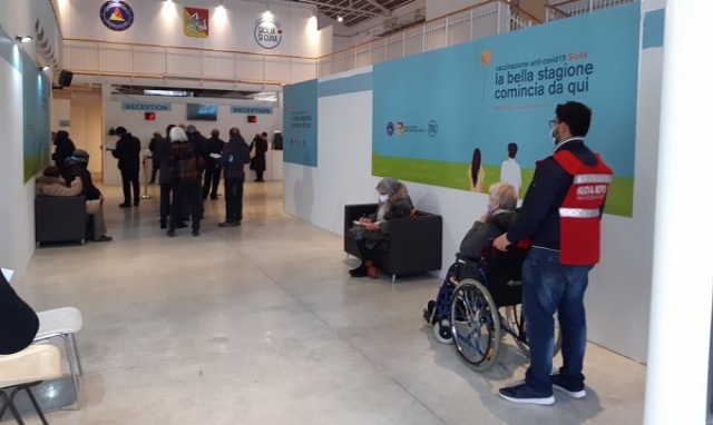 Siracusa, attese anziani fuori dall'hub vaccinale: l'assessore Imbrò replica ai sindacati