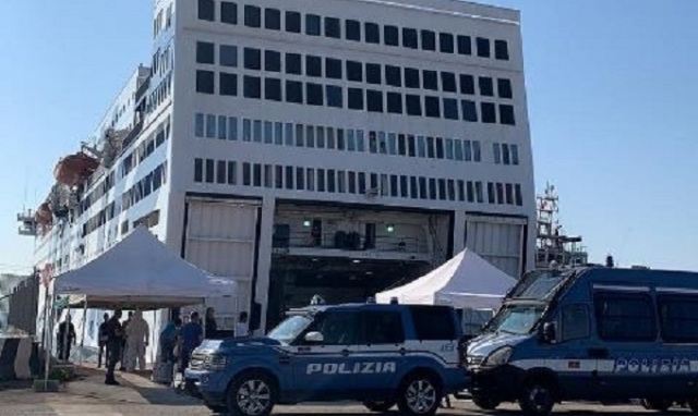 Arrivati ad Augusta 30 migranti: trasferiti sulla nave quarantena