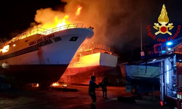 Imbarcazione a fuoco in un cantiere navale di Portopalo: intervento in forze dei vigili del fuoco