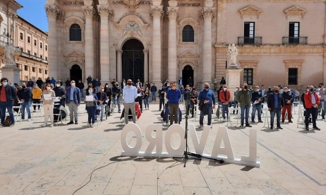 Siracusa, la filiera del turismo manifesta in piazza Duomo: si reclama lavoro e futuro
