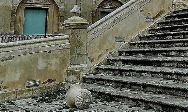 Noto, vandali in azione sulla scalinata della chiesa di San Francesco: una denuncia