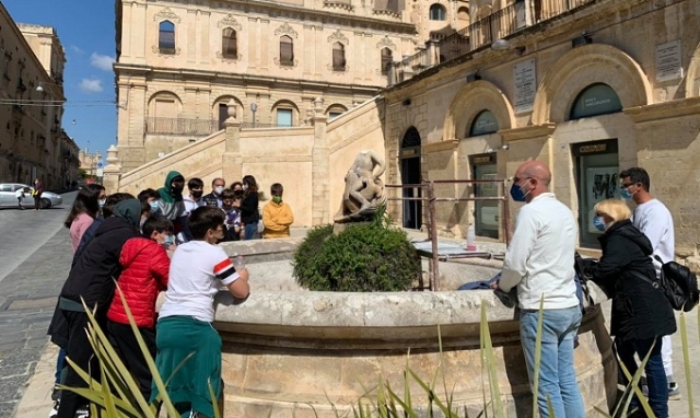 Noto, fontana di piazza 2 ottobre: rimessa al suo posto la testa del putto