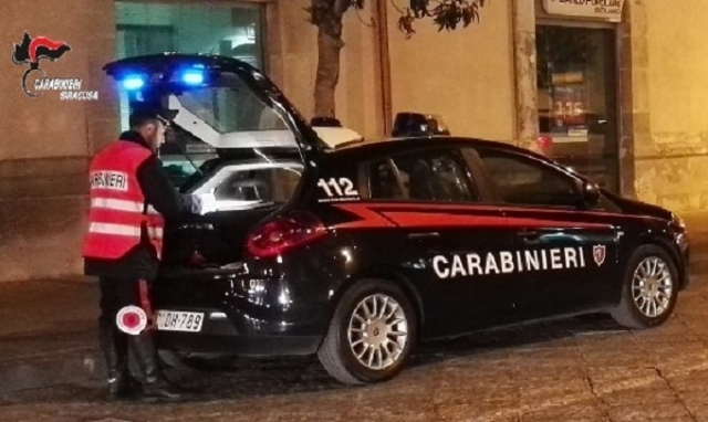 Siracusa, mangiano e bevono in un bar alle 2 di notte: sanzioni per tutti