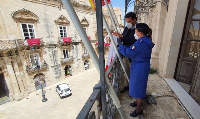 Siracusa, l'insegna della Croce Rossa esposta sulla facciata del Vermexio