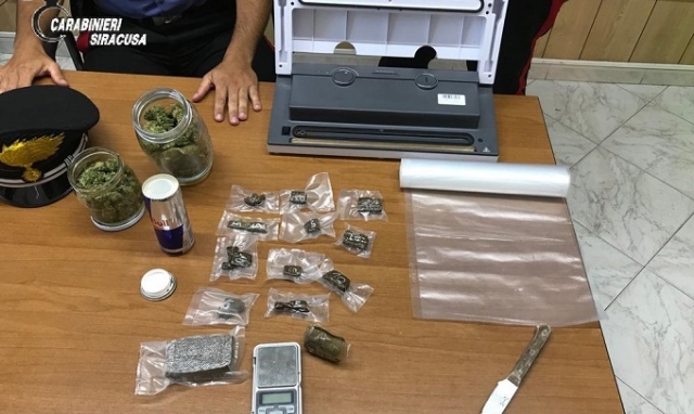 Rosolini, scoperto a confezionare dosi di hashish in casa: dà in escandescenze