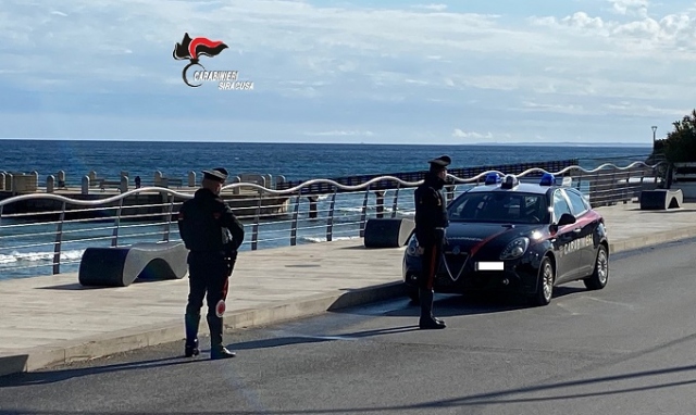 Noto, viola il foglio di via e ruba in un minimarket: denunciato un 47enne avolese