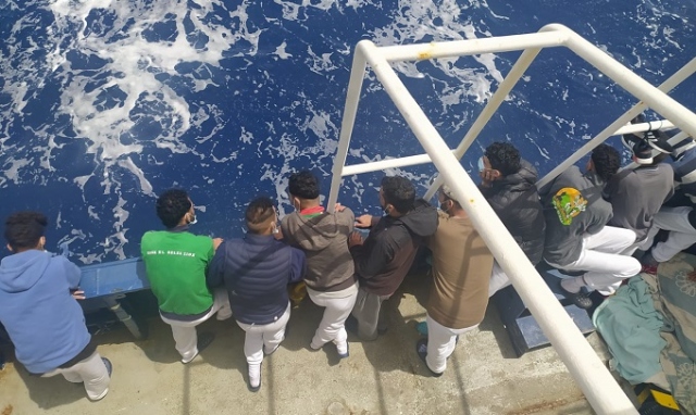 Aita Mari al largo tra Siracusa e Ragusa in attesa di un porto: 50 migranti a bordo