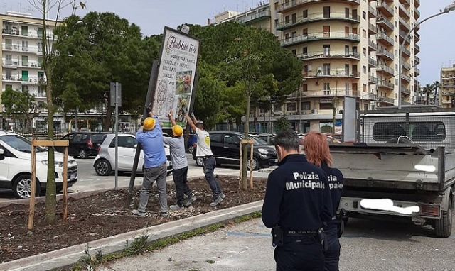 Siracusa, pannelli pubblicitari abusivi nella nuova aiuola a verde di piazza Adda: rimossi