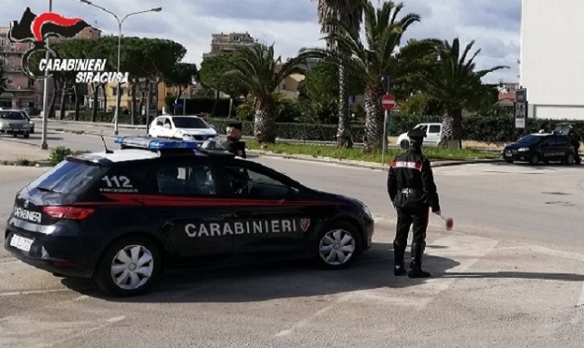 Siracusa, positiva al covid viola ripetutamente la quarantena: denunciata 42enne