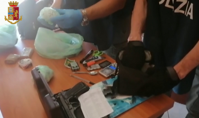 Siracusa, spacciava dai domiciliari: in casa produzione e smercio di droga. Arrestato 36enne