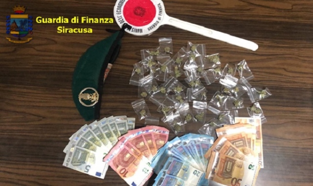 Siracusa, spaccio di droga: denuncia per un 21enne