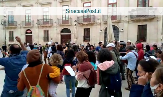 Siracusa, flash mob per il ritorno alla vita: canti e balli in piazza Duomo