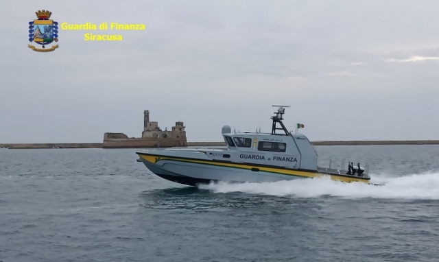 Augusta, sorpreso a pescare vicino alla nave quarantena: sanzione e denuncia