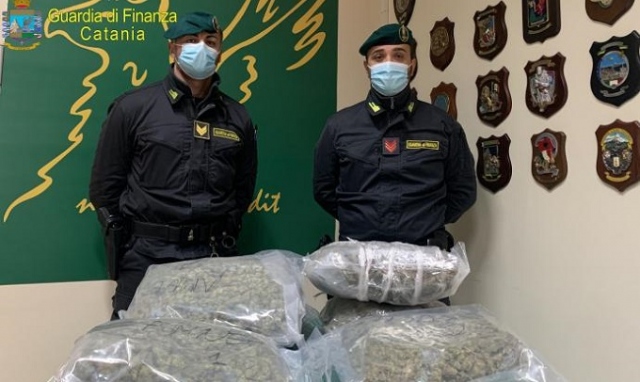 In auto a Catania con 8 chili di marijuana, in manette 41enne di Siracusa